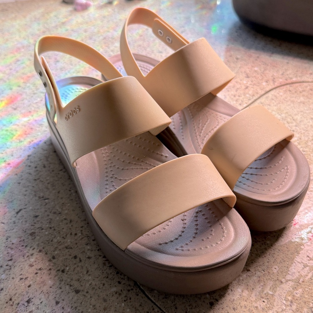 CROCS Women's Brooklyn Low Wedges Tan/Mushroom Sandals 8W
